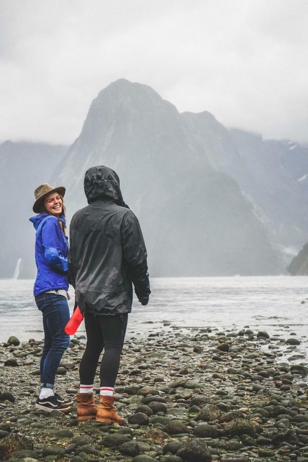 Lone Moose Backpackers Vandrarhem Te Anau Exteriör bild