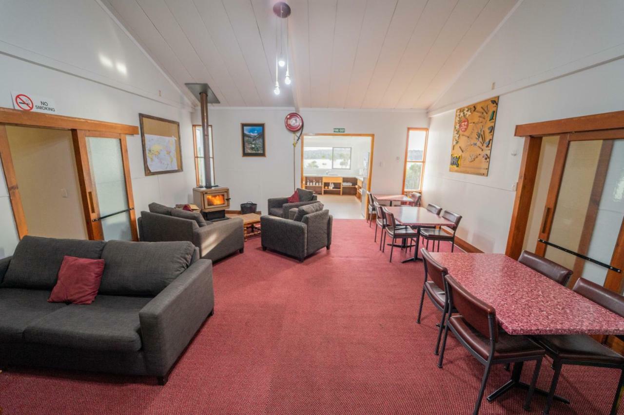 Lone Moose Backpackers Vandrarhem Te Anau Exteriör bild