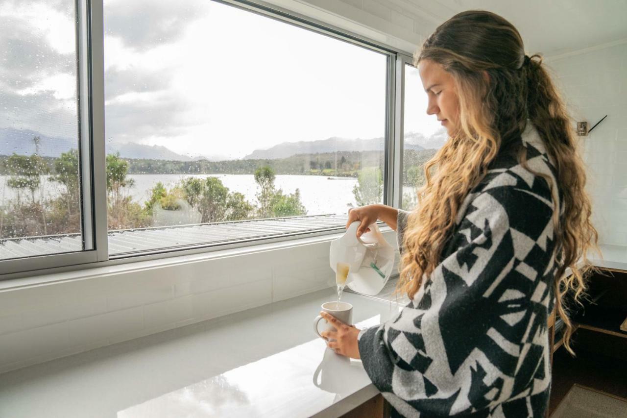Lone Moose Backpackers Vandrarhem Te Anau Exteriör bild