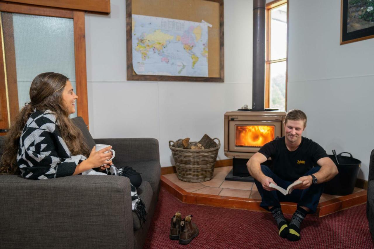 Lone Moose Backpackers Vandrarhem Te Anau Exteriör bild